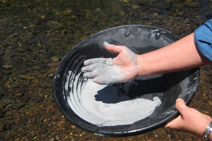 Scientists discover how blue and green clays kill bacteria